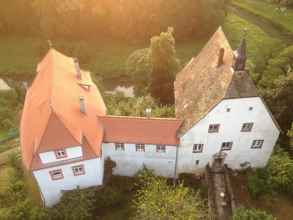 Schloss Plankenfels von der Feuerwehrleiter aus gesehen. Links das Neue Schloss 