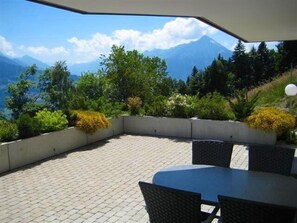 Terrasse mit Blick auf Niesen