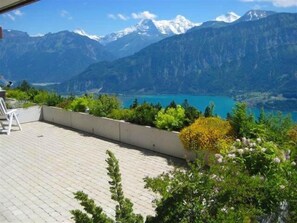 Terrasse mit Blick auf Thunersee und Eiger, Mönch und Jungfrau