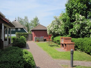 Nordseite mit Blick zum Saunahaus und Grillplatz