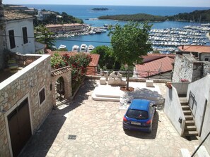 Blick vom Haus aufs Meer und den Hafen von Vrsar