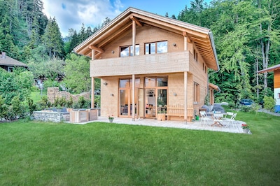 Casa de madera de diseño de lujo con estilo en Baviera con sauna, jardín y vistas a la montaña.
