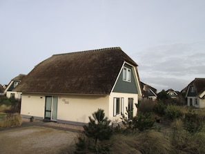 Platz für zwei Fahrzeuge direkt vorm Haus (im Winter)