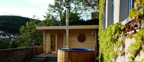 Perfekte Entspannung!
Gartensauna und Badefass/Hottub mit Blick gen Westen. 