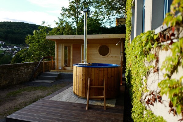 Perfekte Entspannung!
Gartensauna und Badefass/Hottub mit Blick gen Westen. 