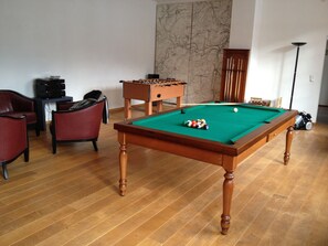 Billard- + Kickertisch, toller HiFi-Sound 