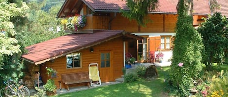 Blick auf die Terrasse und den Garten