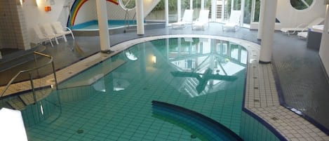 Schwimmbad mit Whirlpool, Sauna und Babybecken