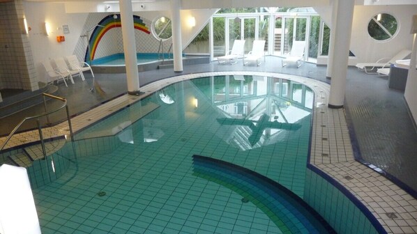 Schwimmbad mit Whirlpool, Sauna und Babybecken