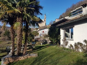 Aussicht vom Garten auf die Kirche von Carona