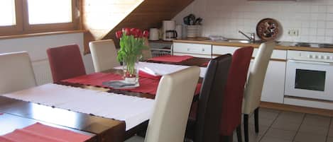 Küche mit Esstisch für bis zu 12 Personen