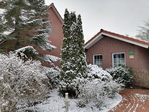 Das Ferienhaus im Winter.