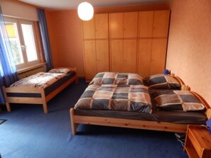 Schlafzimmer mit 3 Einzelbetten