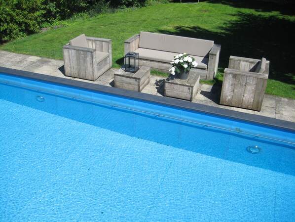 Lounge-Landschaft am Pool