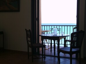 Balkon direkt am Meer / au bord de la mer /from living room /Balcony 