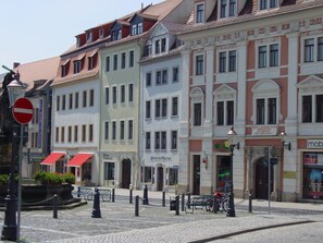 DG FW befindet sich ganz oben ( Haus mit roten Markisen )