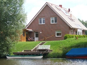 Ferienhaus mit Blick auf Wasserstraße