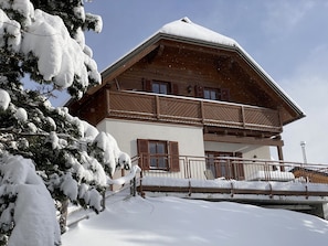 Ferienhaus Almblick im Winter auf 1850 m Seehöhe