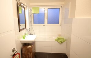 Das komplett renovierte Bad mit Dusch-Wanne