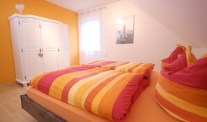 Blick auf den Kleiderschrank von Schlafzimmer 2