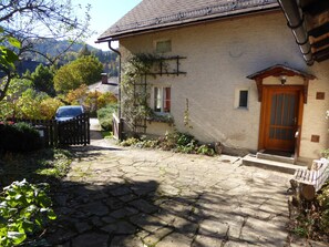 Private Terrasse hinten das Haus