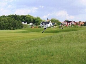 Panorama-Lage des Hauses am Golfplatz