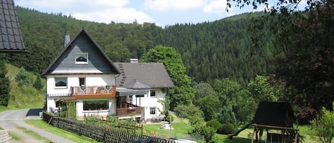 Unser Haus mit Kinderspielplatz,
direkt aus der Terrassentür zu erreichen