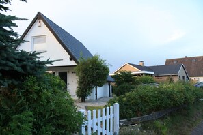 Eingang zum Witten Hus von der ruhigen Querstraße aus.