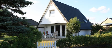 Dat Witte Hus mit Terasse in der Abendsonne