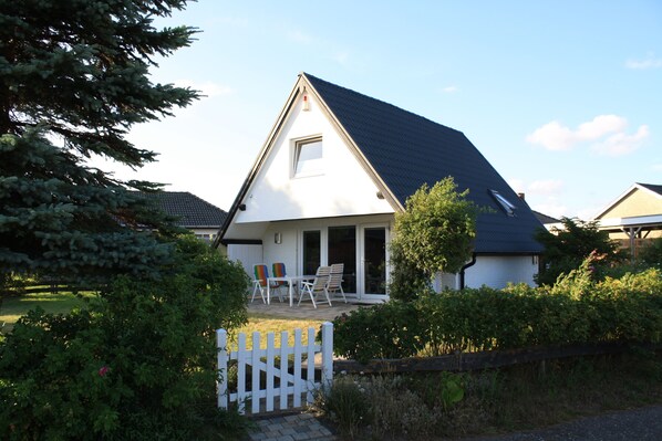 Dat Witte Hus mit Terasse in der Abendsonne