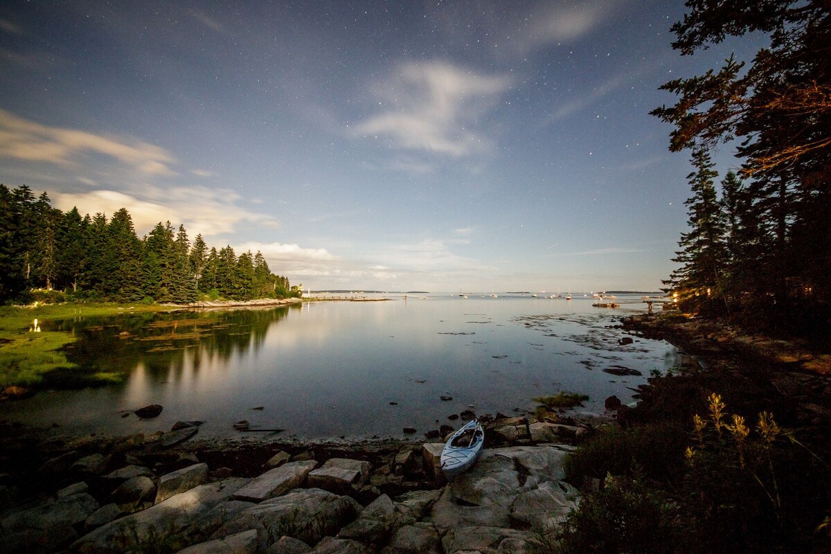 Quiet Ocean Front Cottage With Stunning Views & Private Beach Close To Rockland