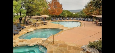 Relaxing Lake Condo Getaway! 
Enjoy a Fantasic Lakeview for a little R&R