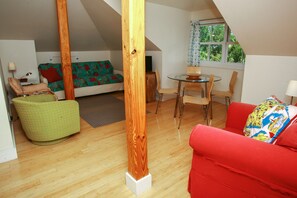 Super comfortable living area that is nice and open, bright and not cluttered.