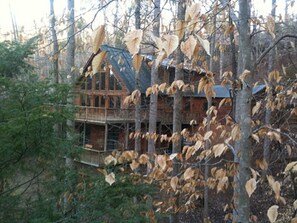 3 story log Cabin with 2 decks - 5 bdrms (loft) in mountains. Walk to lake/river