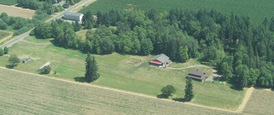 Log Home in Beautiful Country Setting. 