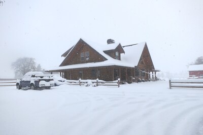 Log Home in Beautiful Country Setting. 