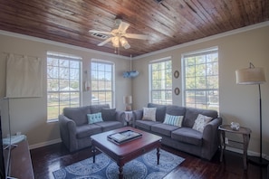 Comfortable living room, light and airy!