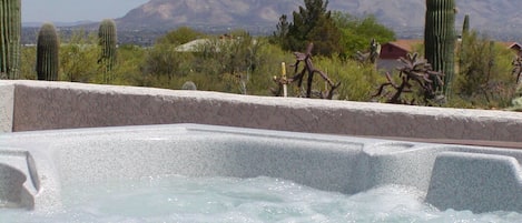 Enjoy the desert and Catalina Mountains on an acre of privacy in your hot tub