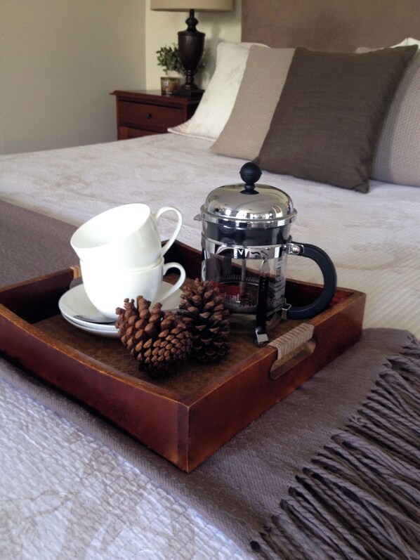 Queen bed, with quality bed linens.