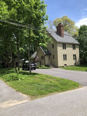 Front yard with parking for up to 6 cars
