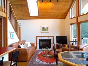 Living Room (Leather Couch & Chair, Flatscreen TV, Gas Fireplace and Lake Views)