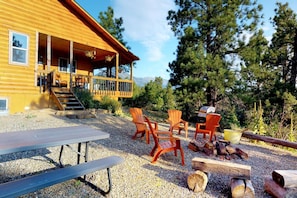 Long View Cabin, Sleeps 8, Gorgeous Breakfast Nook overlooking the canyon and forest