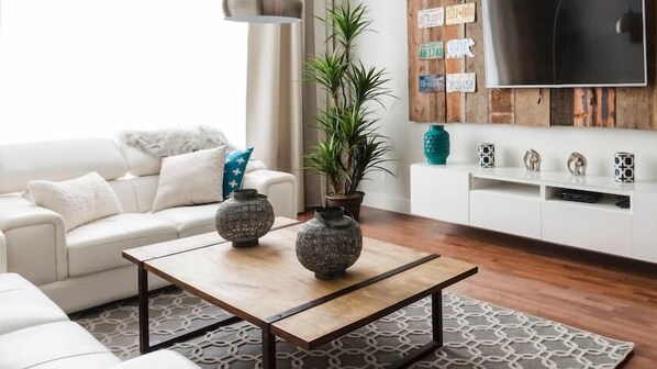 We are Superhost since 2015, over 3500 great reviews ! We have all the city permits and insurance required. *  100% LEGAL *  Spacious living room with 55"  Roku HD TV.  Contact us! Contactez-nous!