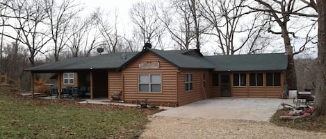 Driftwood River Lodge offering 3 guest houses. 