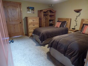 Bedroom 2 with 2 Twin Beds