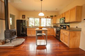 Full kitchen, with all the equitment to cook meals.