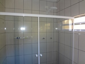 banheiro1 espaçoso e confortável com ducha 