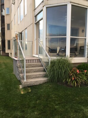 Private Entrance S torm windows on for winter - enjoy the deck 365 days