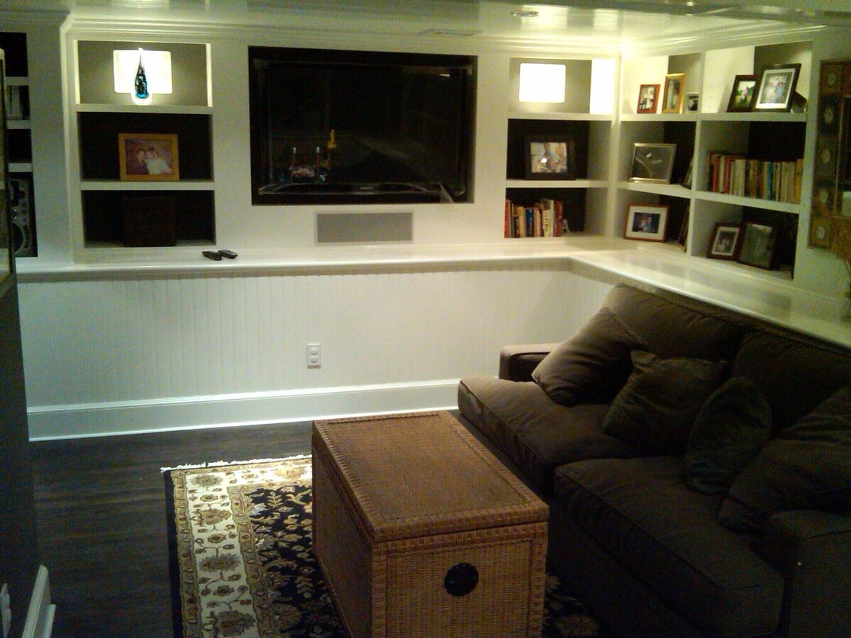 Waterfront, Pool, HotTub, Strong WIFI, Pingpong, Paddleboard, Kayak, Bocce Court