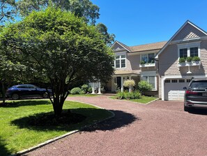 Circular driveway with plenty of parking.